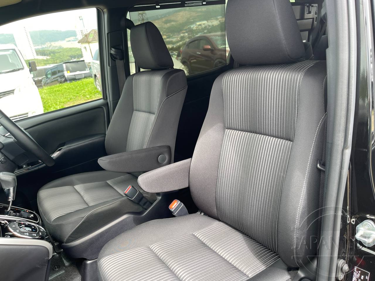 Фото Toyota Voxy - Japan Life 