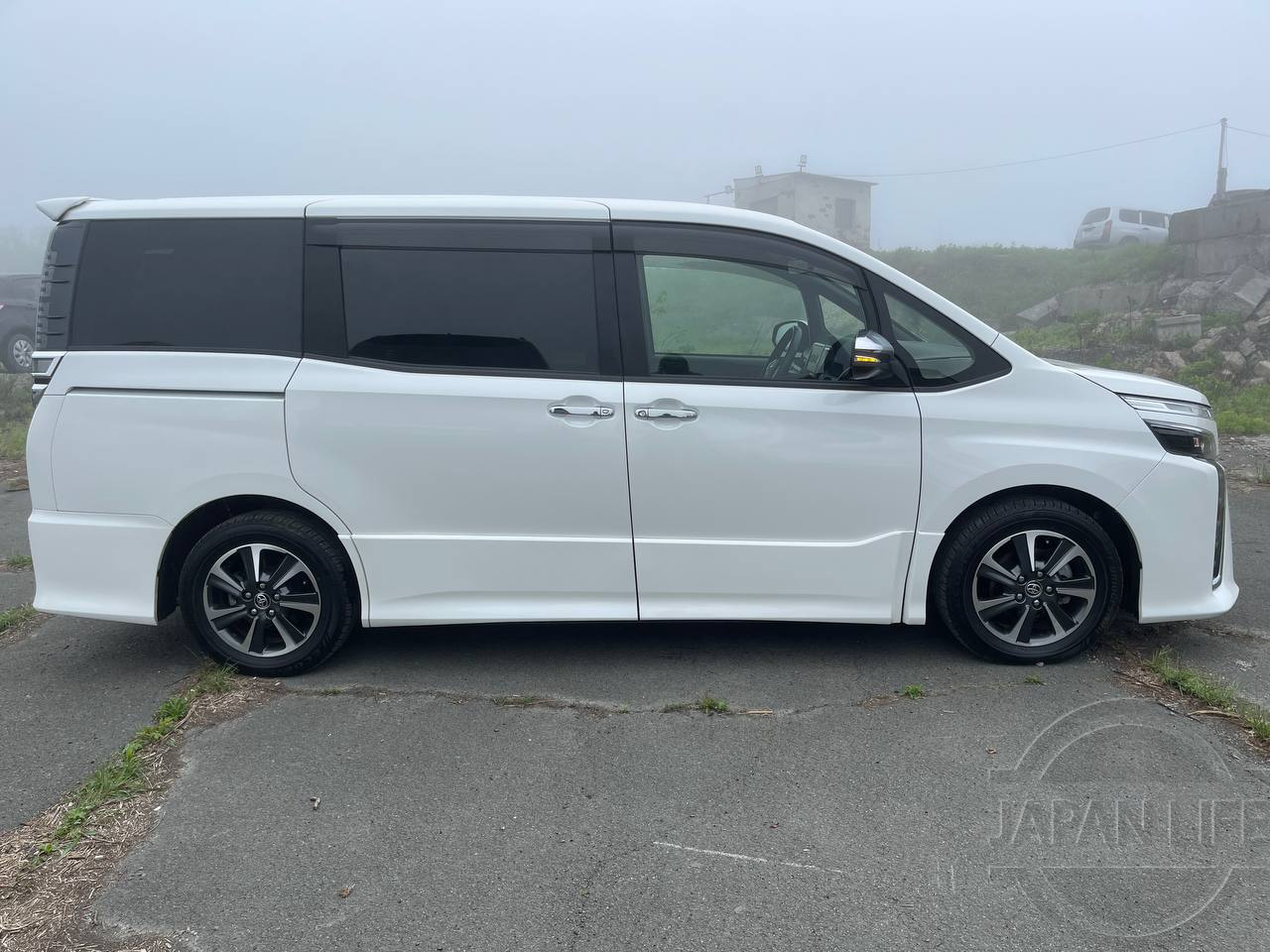 Фото Toyota Voxy - Japan Life 