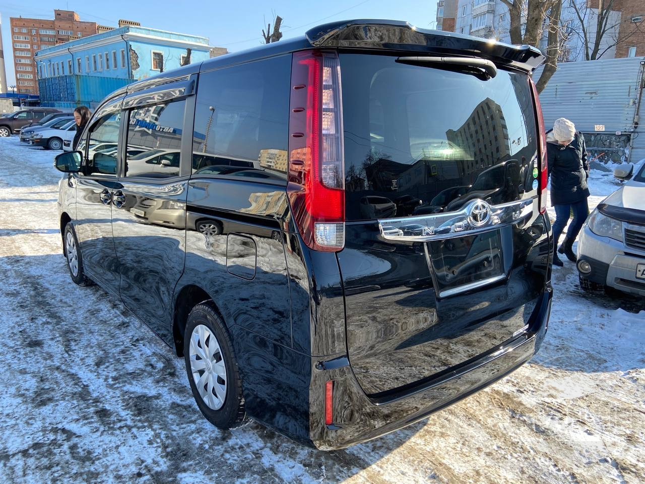 Фото Toyota Noah 2.0 X - Japan Life 