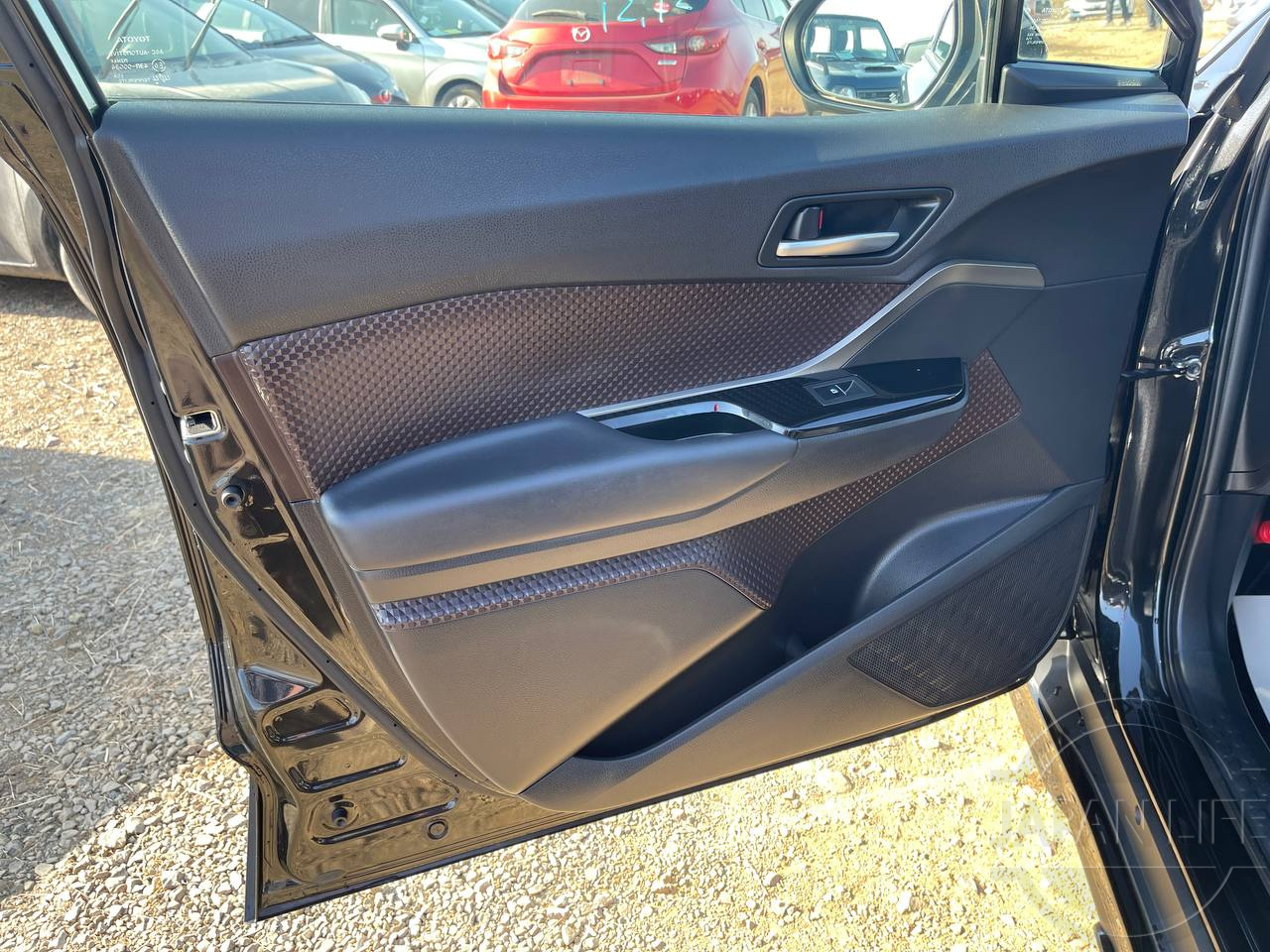 Фото Toyota C-HR - Japan Life 