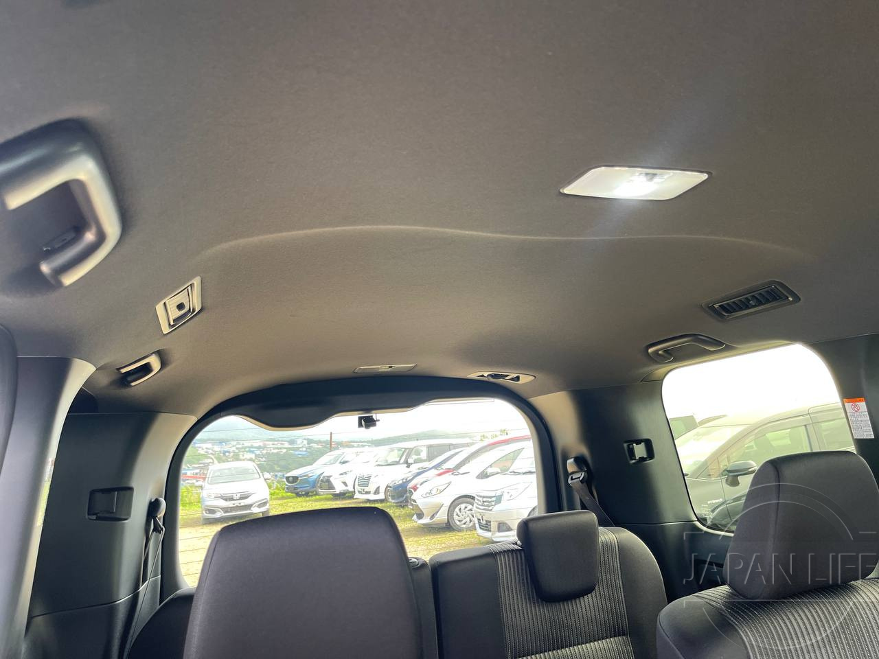 Фото Toyota Voxy - Japan Life 