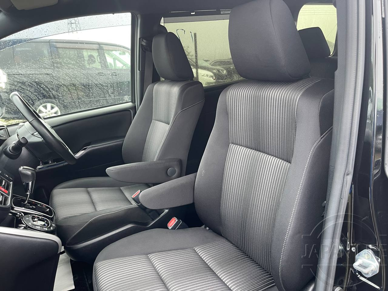 Фото Toyota Voxy - Japan Life 