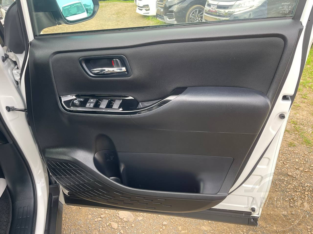 Фото Toyota Voxy - Japan Life 