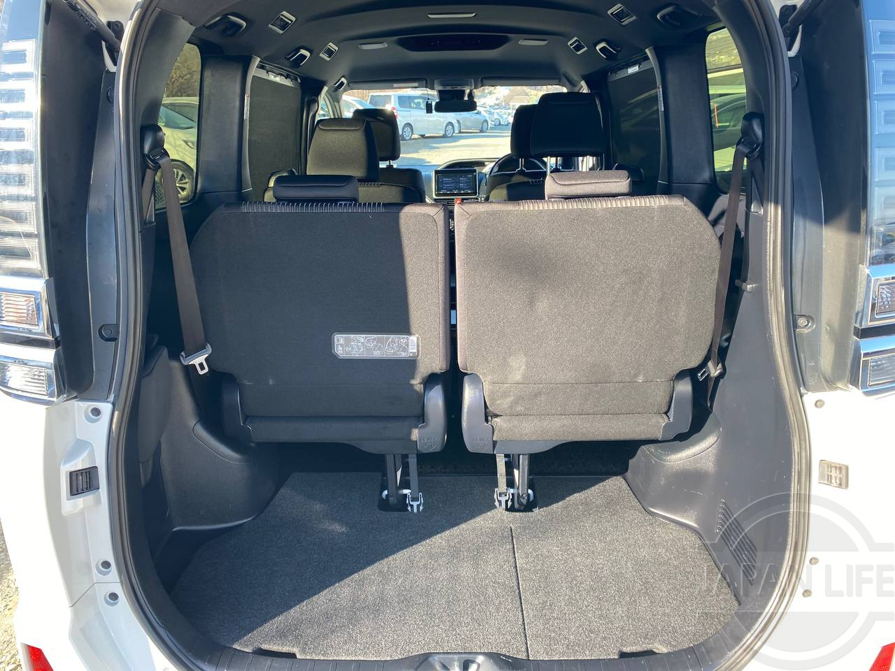 Фото Toyota Voxy - Japan Life 