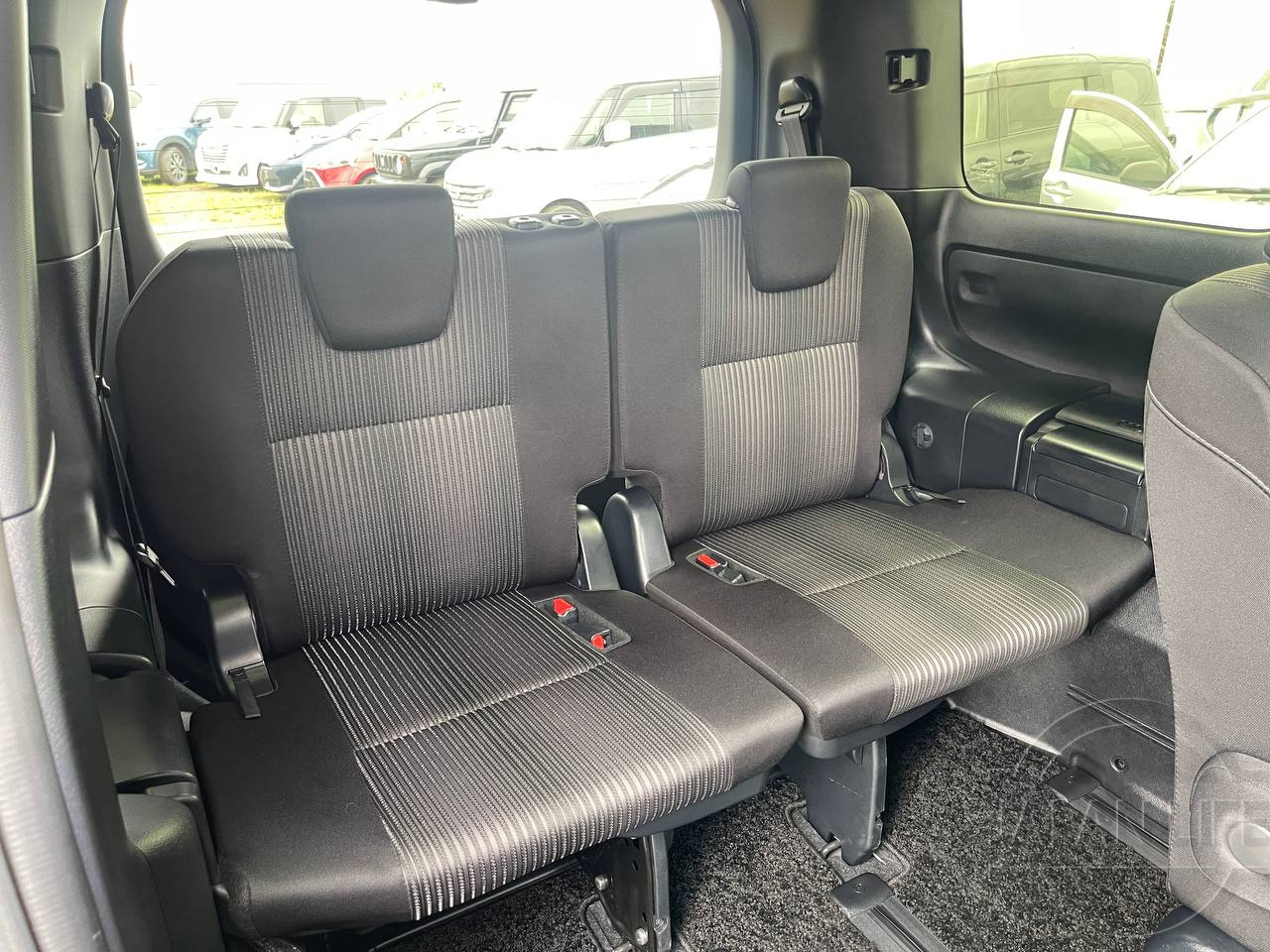 Фото Toyota Voxy - Japan Life 