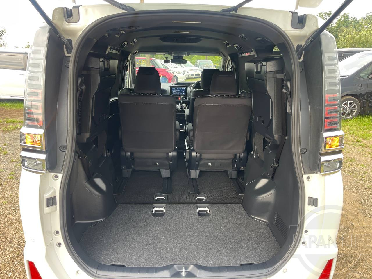 Фото Toyota Voxy - Japan Life 