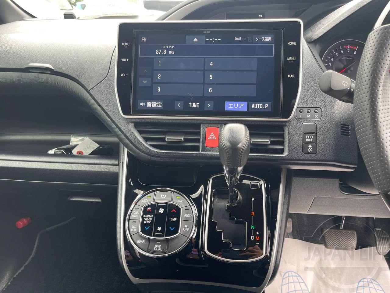 Фото Toyota Voxy - Japan Life 